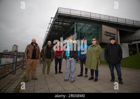 JO Howell (au centre) photographié à l'extérieur du Centre national du verre avec d'autres partisans de sauver le Centre national du verre à St Peter's à Sunderla Banque D'Images