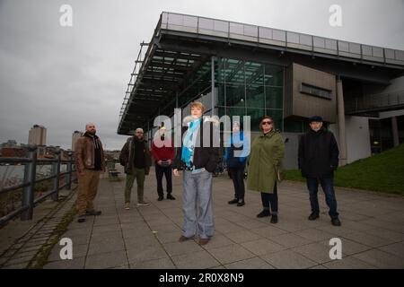 JO Howell (au centre) photographié à l'extérieur du Centre national du verre avec d'autres partisans de sauver le Centre national du verre à St Peter's à Sunderla Banque D'Images