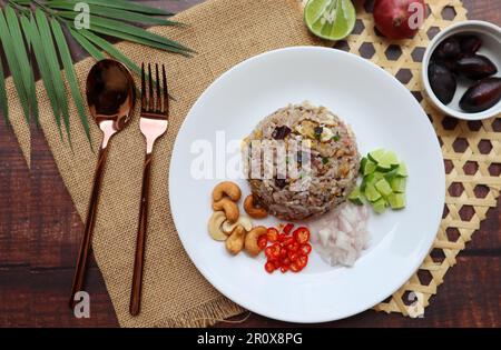 Riz salé chinois frit à l'olive - cuisine thaïlandaise appelée Kao Pad Nam Liap en haut de la vue Banque D'Images