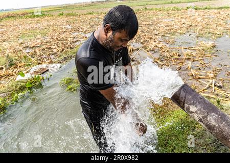 Un homme prenant une douche, se lavant son corps, douche, nettoyage avec de l'eau moteur haute pression lors d'une chaude journée d'été Banque D'Images