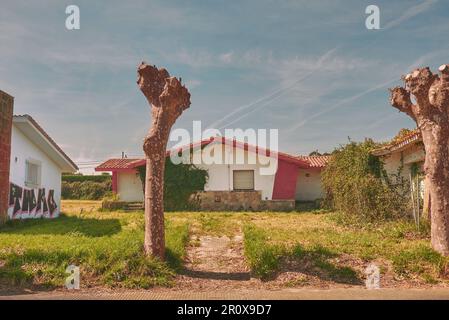 Maisons abandonnées de style du milieu du siècle du village de Perlora dans les Asturies. Le village a été construit comme un village de vacances mais abandonné quelques années plus tard Banque D'Images