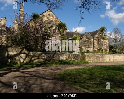 Oakwell Hall un manoir élisabéthain situé à Oakwell Country Park Birstall au sud de Leeds, vu au soleil de printemps. Banque D'Images