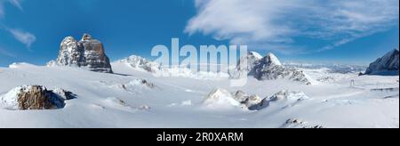 Vue brumeuse d'hiver du massif du Dachstein top (Autriche). Banque D'Images