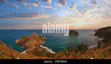 Gaztelugatxeko Doniene ermitage sur haut de Gaztelugatxe island. Bisca bay (Espagne). Date du Xe siècle. Banque D'Images