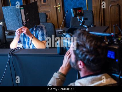 Schwerin, Allemagne. 10th mai 2023. Un caméraman filme le défendeur de 32 ans au début du procès au sujet de l'incendie dans un refuge de réfugiés pour Ukrainiens à Groß Strömkendorf dans la salle d'audience du tribunal régional. Selon la poursuite, le pompier présumé est responsable de toute une série d'incendies. Personne n'a été blessé dans l'incendie le 19 octobre 2022, et les 14 résidents et leurs soignants ont pu s'échapper à temps vers la sécurité. Credit: Jens Büttner/dpa/Alay Live News Banque D'Images