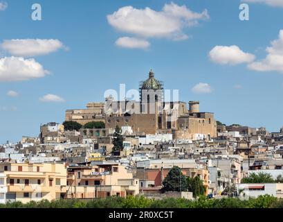 Petite ville médiévale pittoresque d'Oria vue panoramique, région de Brindisi, Puglia, Italie. Diocèse catholique romain d'Oria en haut de la forteresse. Banque D'Images