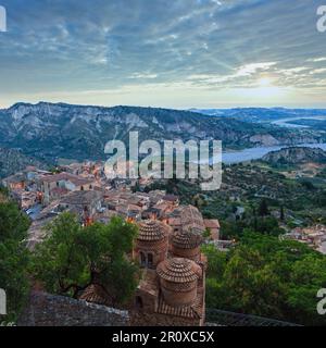 Lever de soleil vue sur le village médiéval de Stilo famos, Calabre, Italie du sud. Banque D'Images