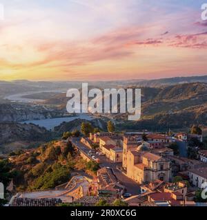 Sunrise vieille 20/410 famos Calabria - vue sur le village, dans le sud de l'Italie. Banque D'Images