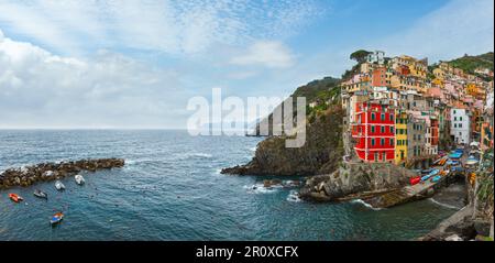 Magnifique été Manarola - l'un des cinq célèbres villages du Parc National des Cinque Terre en Ligurie, Italie. Les gens sont méconnaissables. Banque D'Images