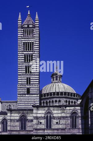 Clocher et dôme de la cathédrale de Sienne. Banque D'Images