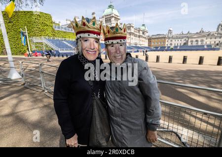 Femmes en carton Coronation masques de visage représentant le roi Charles III et la reine Camilla, Banque D'Images