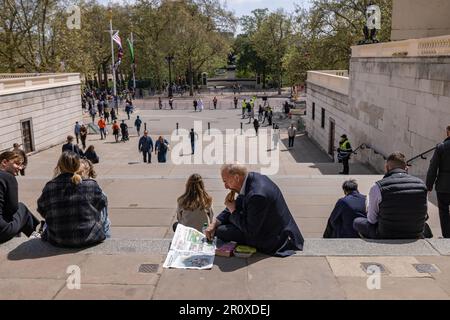 Homme d'affaires plus âgé qui déjeunait tout en lisant le journal The Days sur le trottoir au-dessus du Mall, centre de Londres, Angleterre, Royaume-Uni Banque D'Images