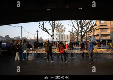 South Bank Book Market, les touristes s'arrêtent pour parcourir un marché de livres en plein air consacré uniquement aux livres situés sous le Waterloo Bridge, Londres, Royaume-Uni Banque D'Images