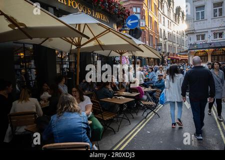 Les touristes s'assoient à l'extérieur de MR Fogg's Tavern, à St Martin's Lane, au cœur du West End Theatre Land de Londres, en Angleterre, au Royaume-Uni Banque D'Images