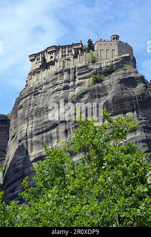 Monastère de Saint Varlaam, situé au sommet d'un précipice rocheux, une partie du complexe Meteora dans le centre de la Grèce, religion orthodoxe orientale, célèbre t Banque D'Images