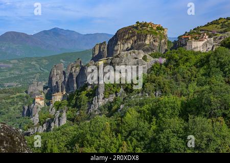 Meteora paysage avec quatre monastères situé au sommet de diverses falaises rocheuses, destination touristique célèbre en Grèce, vallée et hautes montagnes i Banque D'Images