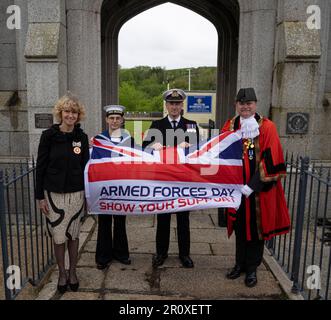 Helston, Cornwall, Royaume-Uni. 10th mai 2023. Journée des forces armées, Relais de drapeau Helston Cornwall avec Kate Holborow sous-lieutenant de Cornwall, maire de Helston Tim Gratton Banque D'Images