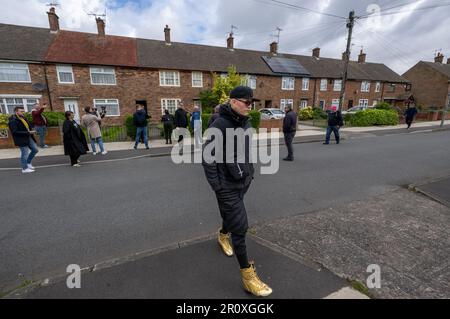 Liverpool, Royaume-Uni. 10th mai 2023. Le leader du groupe allemand Chris Harms au concours Eurovision de la chanson (ESC), « Lord of the Lost », marche sur les traces des Beatles, devant la maison de Paul McCartney. La bande sera en compétition dans la finale de l'ESC 2023 sur 13.05.2023. Credit: Peter Kneffel/dpa/Alay Live News Banque D'Images