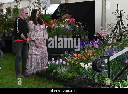 Malvern, Worcestershire, Royaume-Uni. 10th mai 2023. Ressort de Malvern RHS. Rachel de Thame, présentatrice de la télévision, admirant une exposition florale en prévision du festival de printemps de RHS Malvern, qui commence ce jeudi. Crédit Simon Maycock / Alamy Live News. Banque D'Images