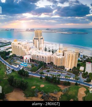 Ras Al Khaimah, Émirats arabes Unis - 4 décembre 2021: Waldorf Astoria hôtel et station à Ras al Khaimah près du village d'Al Hamra vue aérienne au soleil Banque D'Images