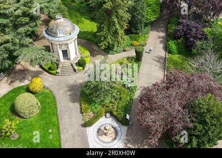 Les gens marchent à côté du mémorial Jephson aux jardins Jephson à Leamington Spa, dans le Warwickshire. Date de la photo: Mercredi 10 mai 2023. Banque D'Images