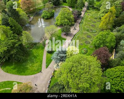 Les gens marchent à côté du mémorial Jephson aux jardins Jephson à Leamington Spa, dans le Warwickshire. Date de la photo: Mercredi 10 mai 2023. Banque D'Images