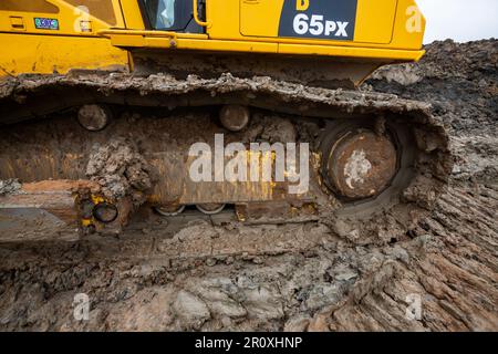 UST-Luga, oblast de Leningrad, Russie - 16 novembre 2021: Pistes de bulldozer dans la terre. Banque D'Images