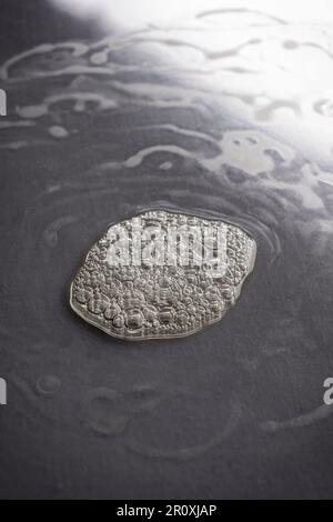 La vie d'un tas de bulles de savon sur un fond noir et blanc montrant une structure compliquée et la tension le tenant ensemble. Banque D'Images