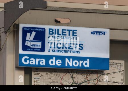 Photo d'un panneau avec le logo de STPT sur leur principal guichet public à Gara de Nord, Timisoara, Roumanie. La Societatea de transport public Timi Banque D'Images