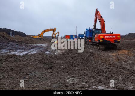 Ust-Luga, oblast de Leningrad, Russie - 16 novembre 2021 : chantier sale et humide. Les travailleurs creuseront la tranchée d'eau de la route Banque D'Images