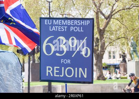 Londres, Royaume-Uni. 10th mai 2023. Un signe pro-européen alors que des manifestants anti-conservateurs se rassemblent sur la place du Parlement. Credit: Vuk Valcic/Alamy Live News Banque D'Images