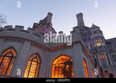 Toronto, ON, Canada - 20 décembre 2022 : château de Casa Loma à Toronto pendant les fêtes de Noël. Le lieu fait partie du patrimoine national canadien et a Banque D'Images