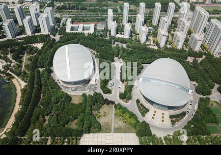 (230510) -- ZIBO, 10 mai 2023 (Xinhua) -- cette photo aérienne prise sur 8 mai 2023 montre une vue sur le gymnase (R) et la piscine intérieure du centre sportif Zibo dans le district de Zhangdian de Zibo, dans la province de Shandong en Chine orientale. Zibo, une ville de plus de 3 000 ans d'histoire située dans le centre de la province de Shandong, est composée de plusieurs districts qui sont à environ 20 kilomètres l'un de l'autre mais bien reliés par des lignes de circulation. La ville a connu une renommée nationale plus tôt cette année, après que les influenceurs des médias sociaux aient fait l'hypnose du barbecue local unique -- viande grillée enveloppée dans des crêpes avec des cettes Banque D'Images