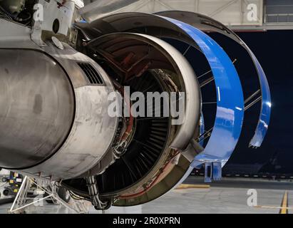 Détails de l'avion. Entretien du moteur de l'avion dans le hangar. Banque D'Images