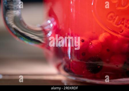 Verre de limonade à cassis. Boisson fraîche rouge sur la table en bois. Mise au point sélective. Banque D'Images