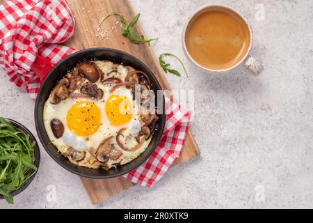 Œuf frit, champignons et oignon rouge. Banque D'Images