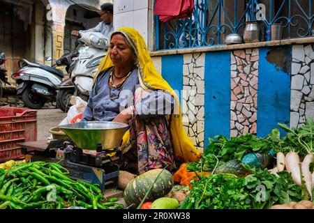 Femme vendeur de légumes de rue vendant des légumes dans la rue de Pushkar, Rajasthan, Inde Banque D'Images