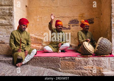 Musiciens jouant et chantant des chansons et de la musique traditionnelles du Rajasthani à Mehrangarh fort, Rajasthan, Inde Banque D'Images