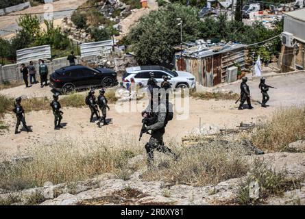 Jérusalem, Israël. 10th mai 2023. Les soldats israéliens sont garde sur le site de l'opération de démolition dans le quartier de Jabal Mukaber, à Jérusalem-est. Des machines lourdes appartenant à la municipalité ont démoli deux maisons dans la région de 'Khilat al-Abed', dans la ville de Jabal al-Mukaber, à l'est de Jérusalem, appartenant aux frères Firas et Ali Shuqairat, sous prétexte de ne pas obtenir de permis. (Photo de Saeed QAQ/SOPA Images/Sipa USA) Credit: SIPA USA/Alay Live News Banque D'Images