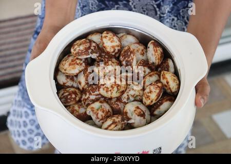 Paddu, une recette populaire de petit déjeuner sud-indien, est un festin visuel, qui est fait avec une pâte de riz et de lentilles, fermenté pendant la nuit, et cuit dans Banque D'Images