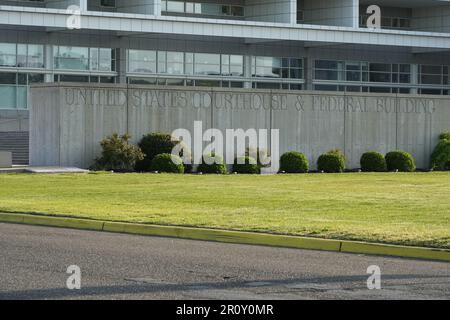 New York, États-Unis. 10th mai 2023. Le palais de justice fédéral de long Island, dans le district de l'est de New York, où des accusations ont été portées contre le représentant de New York George Santos, il a été accusé de blanchiment d'argent, de fraude, de mensonge et d'autres accusations dans un acte d'accusation fédéral de 13 chefs d'accusation non scellé mercredi. Mercredi, 10 mai 2023. Photo de John Nacion/UPI crédit: UPI/Alamy Live News Banque D'Images