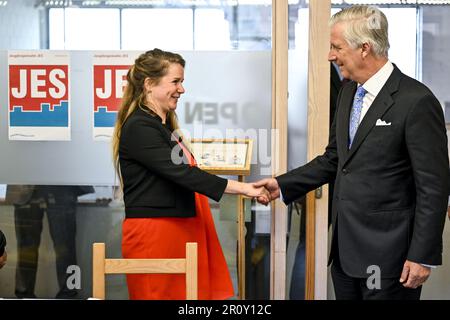 Gand, Belgique. 10th mai 2023. Roi Philippe - Filip de Belgique photographié lors d'une visite royale aux jeunes Jes travaillant à Gand le mercredi 10 mai 2023. Le projet Jes, actif à Gand, Anvers et Bruxelles, soutient les jeunes dans les activités de loisirs, l'éducation, le travail, les formations et le bien-être général. BELGA PHOTO DIRK WAEM crédit: Belga News Agency/Alay Live News Banque D'Images