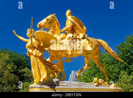 Monument de William Tecumseh Sherman, dans sa gloire dorée, mais couronné en pics de pigeon. Banque D'Images