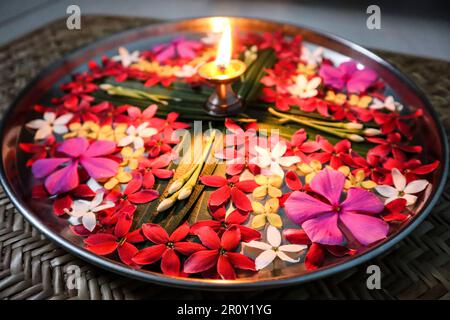 Aarti ki Thali ou Puja thaali décoré de fleurs fraîches. Aarti thali Pooja thali plaque avec lampe ghee diya Banque D'Images