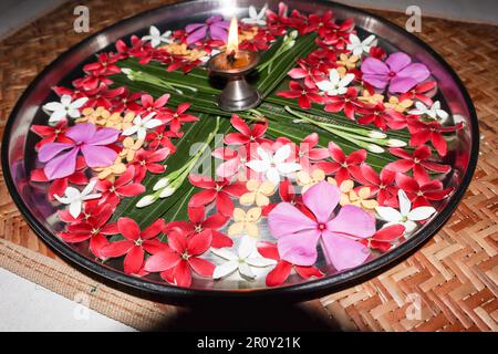 Aarti ki Thali ou Puja thaali décoré de fleurs fraîches. Aarti thali Pooja thali plaque avec lampe ghee diya Banque D'Images