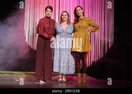 Madrid, Royaume-Uni. 10th mai 2023. Monica Bardem (L), Inma Cuevas (C) et Carmen Ibeas (R) posent pour les médias après la pièce de théâtre 'Aquellas Migas de Pan' au Teatro Infanta Isabel à Madrid. Crédit : SOPA Images Limited/Alamy Live News Banque D'Images