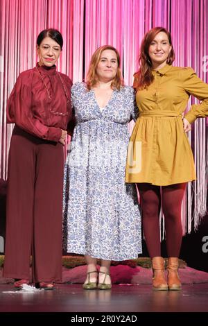 Madrid, Royaume-Uni. 10th mai 2023. Monica Bardem (L), Inma Cuevas (C) et Carmen Ibeas (R) posent pour les médias après la pièce de théâtre 'Aquellas Migas de Pan' au Teatro Infanta Isabel à Madrid. Crédit : SOPA Images Limited/Alamy Live News Banque D'Images
