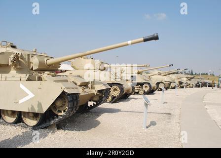 Alignement de chars au Musée du char israélien, Latrun, avec le char Shot Meteor (Centurion) en premier plan, et Sherman M4A1 et M51 derrière. Banque D'Images