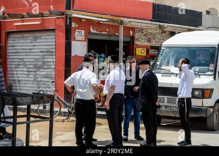 10 mai 2023: Djerba, Tunisie.10 mai 2023. Des membres de la communauté juive de l'île Djerba en Tunisie, à la suite d'une fusillade meurtrière à la synagogue de Ghriba, au cours d'un festival annuel juif. Mardi, un membre de la Garde nationale tunisienne a tué un autre officier avant de se rendre à la synagogue de Ghriba où il a ouvert le feu sur la foule célébrant le festival religieux juif Lag baOmer. Un autre officier et deux visiteurs ont été tués sur les lieux, et neuf autres personnes ont été blessées (Credit image: © Hasan mrad/IMAGESLIVE via ZUMA Press Wire) USAGE ÉDITORIAL SEULEMENT! Pas pour Commerci Banque D'Images