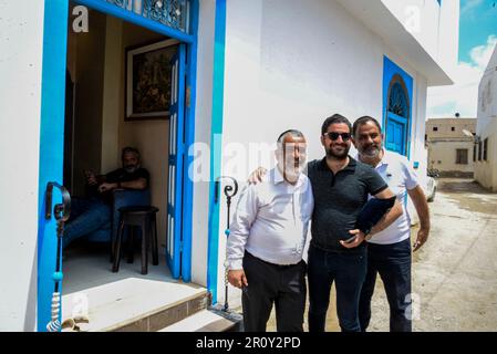 10 mai 2023: Djerba, Tunisie.10 mai 2023. Des membres de la communauté juive de l'île Djerba en Tunisie, à la suite d'une fusillade meurtrière à la synagogue de Ghriba, au cours d'un festival annuel juif. Mardi, un membre de la Garde nationale tunisienne a tué un autre officier avant de se rendre à la synagogue de Ghriba où il a ouvert le feu sur la foule célébrant le festival religieux juif Lag baOmer. Un autre officier et deux visiteurs ont été tués sur les lieux, et neuf autres personnes ont été blessées (Credit image: © Hasan mrad/IMAGESLIVE via ZUMA Press Wire) USAGE ÉDITORIAL SEULEMENT! Pas pour Commerci Banque D'Images